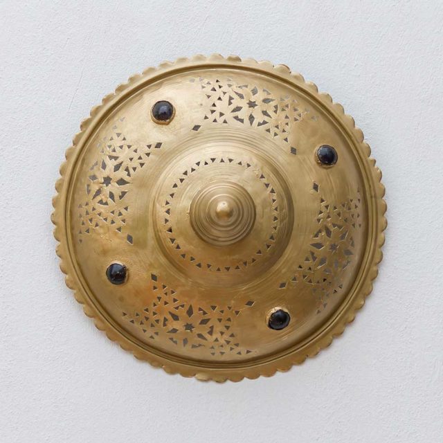 Lámpara moruna de techo, tipo plafón, redonda, fabricada a mano en latón y decorada en oro antiguo. Pieza única.