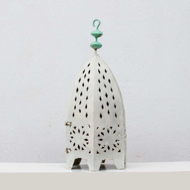 Farolillo Moruno decorativo mediano, pintado de blanco con pirindola superior en color verde turquesa para colocar una vela dentro, fabricado a mano en latón.